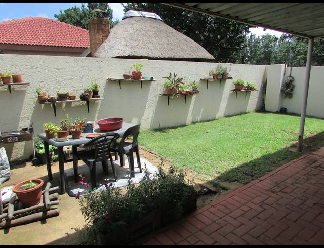 2 BEDROOM TOWNHOUSE FOR SALE IN EIKE PARK